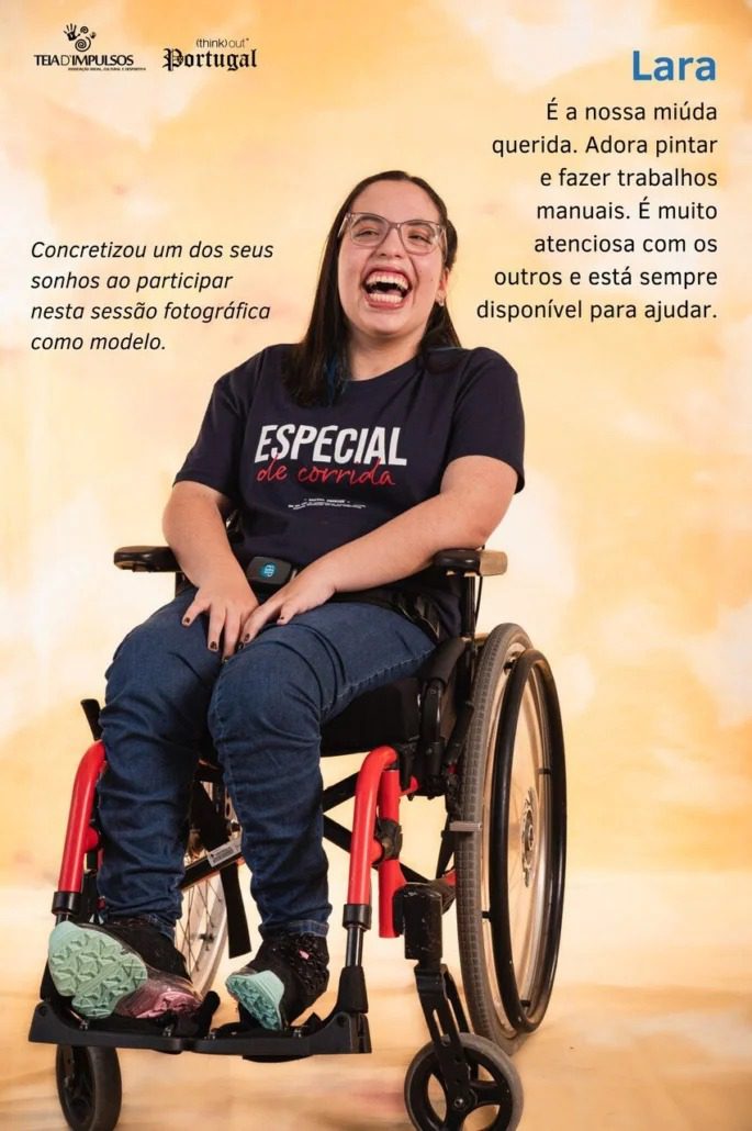 Lara com a t-shirt da marca portuguesa (Think)out e lembrando que todos somos diferentes e únicos