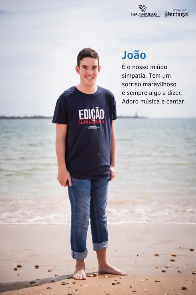 João com a t-shirt da marca portuguesa (Think)out e lembrando que todos somos diferentes e únicos